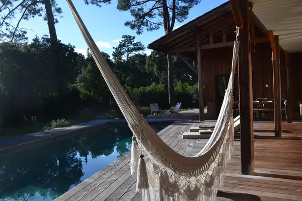 Espace détente autour de la piscine
